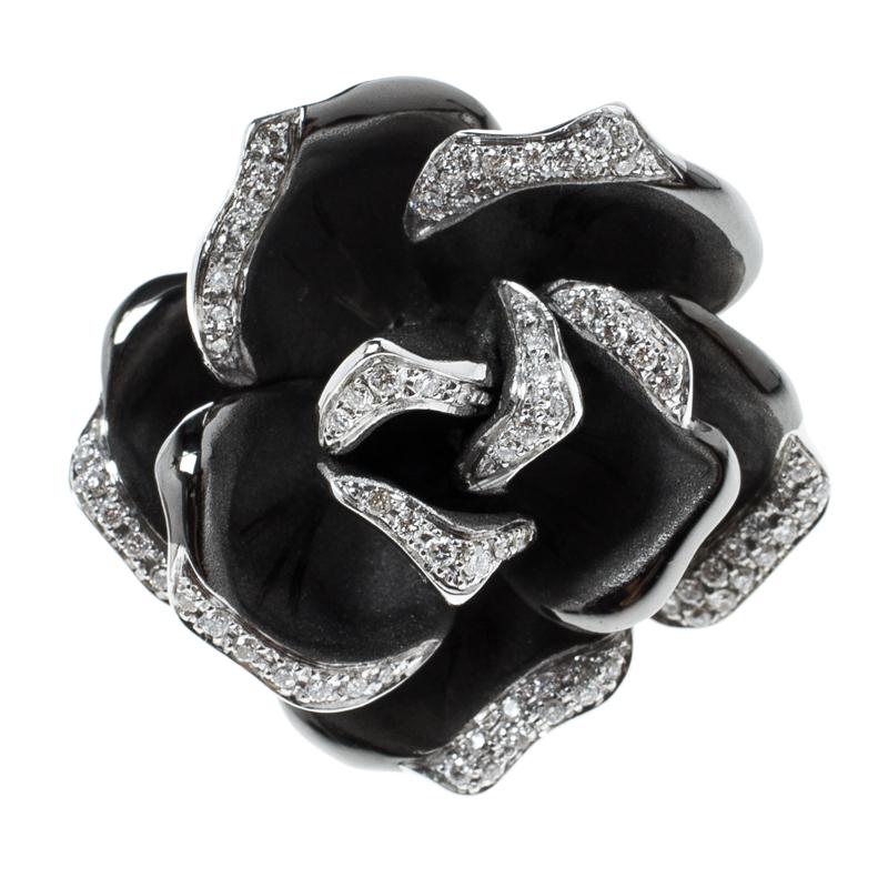 Adorn your finger with this immaculately designed Black Rose cocktail ring by Annamaria Cammilli. The label is known for infusing firm attention to each detail which makes each of their creation unique and special. This ring, sculpted in 18K gold,