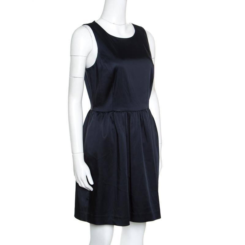 This sleeveless sheath dress from Armani Collezioni is sure to make you stand out and win praises wherever you go! The navy blue creation is made of a blend of fabrics and features a round neckline, a pleated silhouette below the waist and a