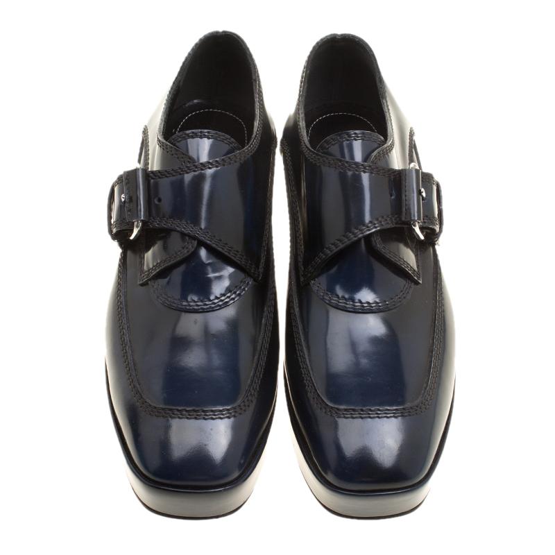 The hosue of Balenciaga brings forth a smart silhouette in the form of these loafers that feature a chic platform heeled look for extra comfort. This pair of loafers have been crafted from a stylish blue shade of leather that makes them a chic