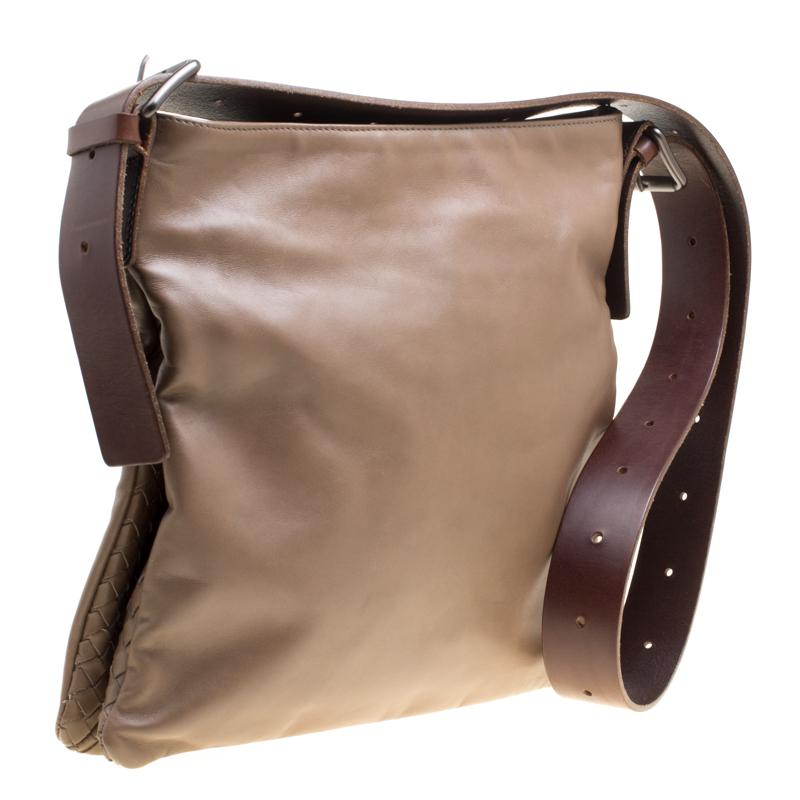 Bottega Veneta Brown Leather Messenger Bag In Good Condition In Dubai, Al Qouz 2