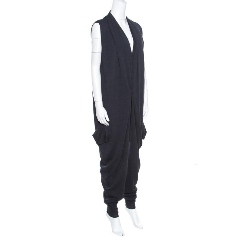 Chic, stylish and very modern, this Boxy jumpsuit from Bottega Veneta is sure to help you make a statement! The anthracite grey creation is made of 100% cotton and features a gathered silhouette. It flaunts a deep V-neckline and comes equipped with