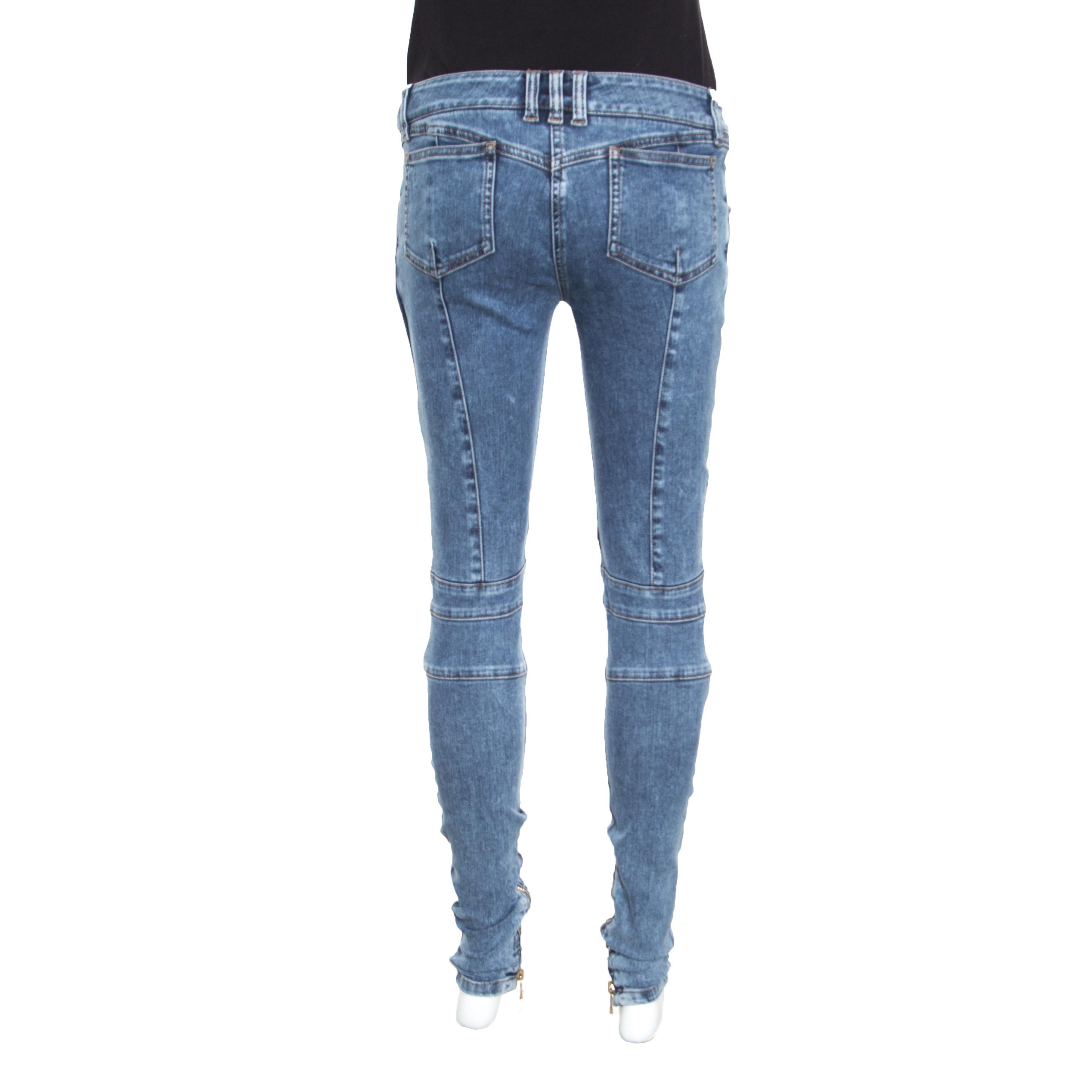 Contemporary, edgy and very modern, these biker jeans from Balmain are sure to become your most favourite pair! The indigo jeans are made of a cotton blend and feature a washed effect. They flaunt a pin-tucked panel detailing as well as zips on the