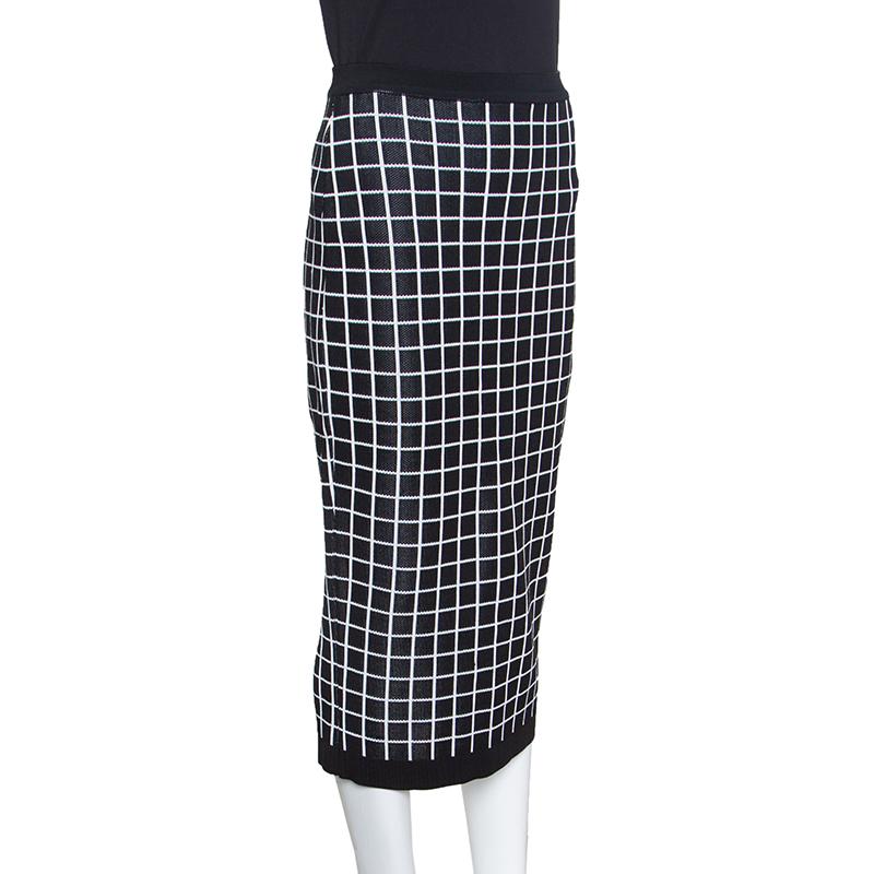 Perfectly covered in windowpane checks and tailored to fit you beautifully, this Balmain pencil skirt makes a truly worthy buy! It has been cut from quality fabrics and finished with two zippers on the back. Hurry and make this creation