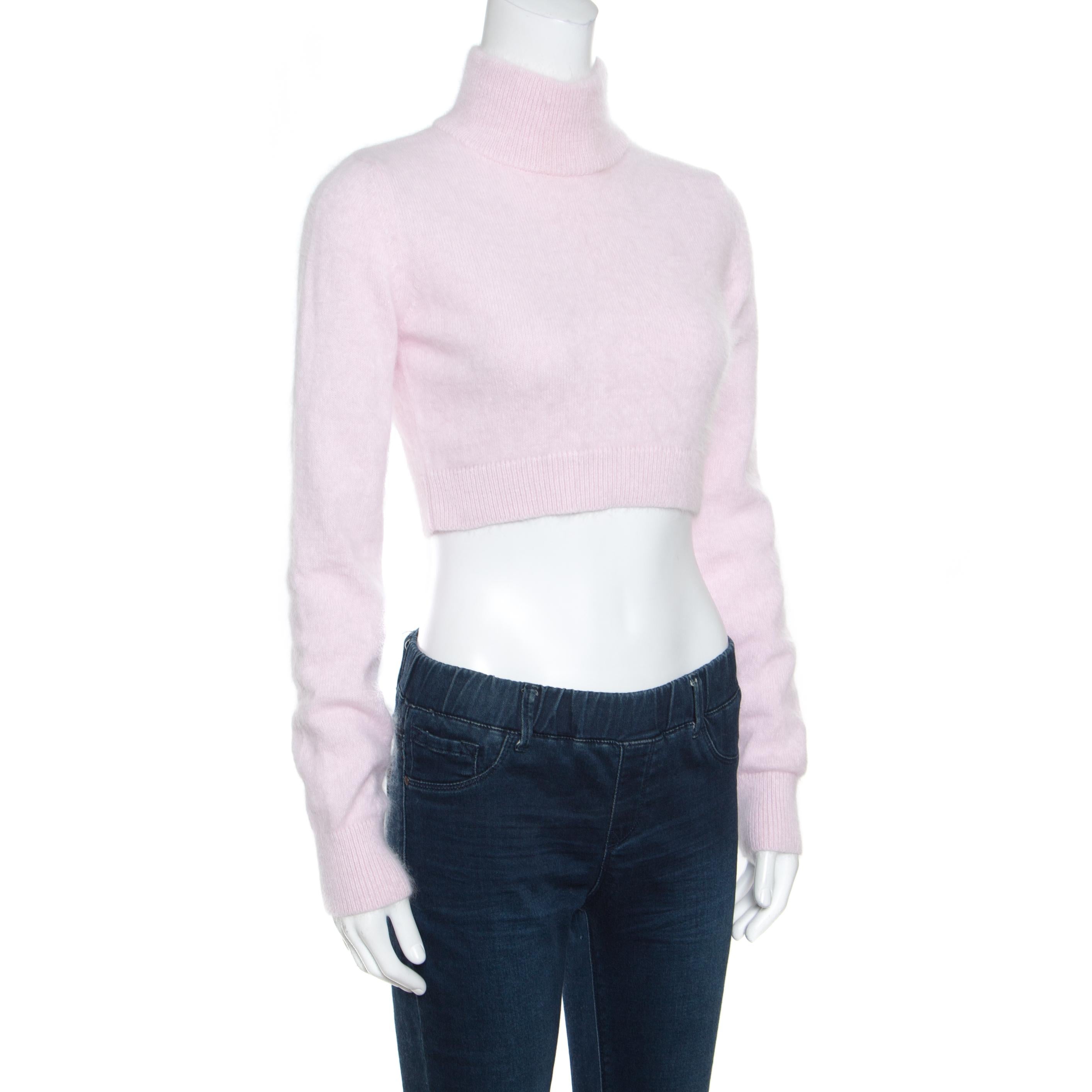 Stay warm and stylish at the same time in this fabulous sweater from Balmain. This pale pink sweater is made of a wool blend and features a cropped design. It flaunts a high neck and long sleeves. Pair it with denims and smart ankle boots for maig a