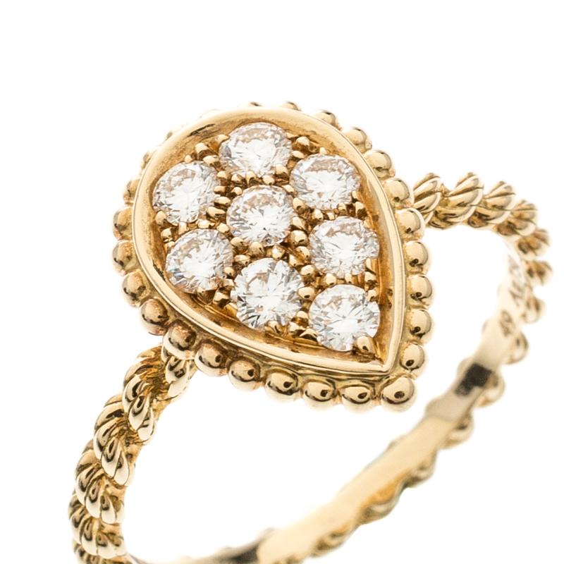 Like one of those beautiful dreams you never want to break away from, is this Boucheron ring that comes sculpted from 18k yellow gold to exude subtle exquisiteness. The creation is beautifully detailed with coiled rope accents, an iconic code for