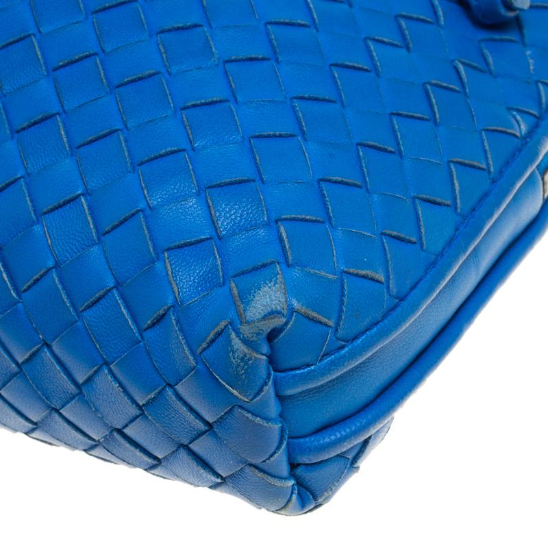 Versatile and practical, this crossbody bag from Bottega Veneta is absolutely delightful. The blue bag is crafted from Nappa leather and features the signature Intrecciato pattern all over it which is unique to the brand. It flaunts an adjustable