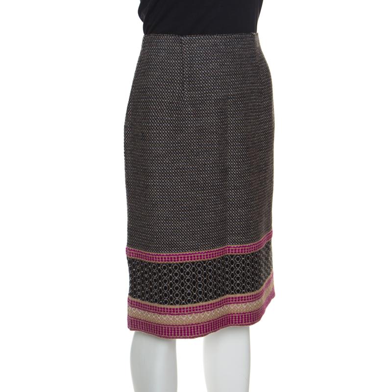 Walk with panache in this gorgeous pencil skirt from Bottega Veneta. The lovely skirt is made of 100% wool and features a multicolour knit pattern all over it. This Italian creation is sophisticated, chic and very modern and can be paired with a