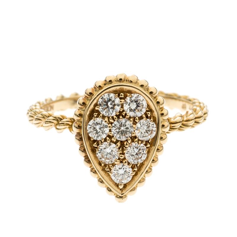 Like one of those beautiful dreams you never want to break away from, is this Boucheron ring that comes sculpted from 18k yellow gold to exude subtle exquisiteness. The creation is beautifully detailed with coiled rope accents, an iconic code for