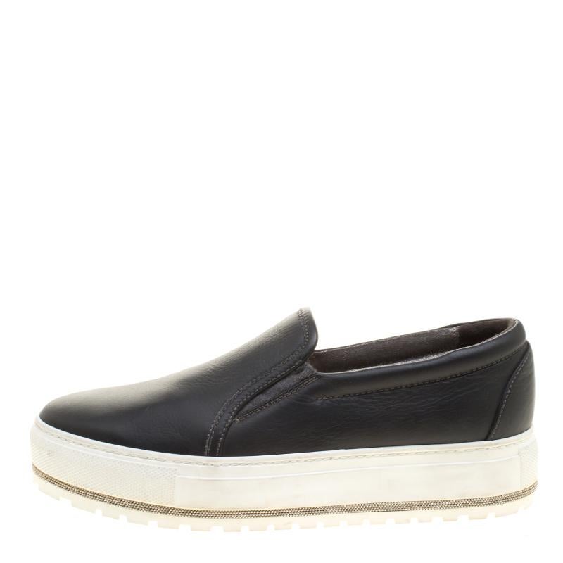 Simple and smart, these sneakers from the house of Brunello Cucinelli have been luxuriously crafted using balck leather for a chic appearance. The easy slip-on silhouette makes sure these shoes can be flaunted at all times for a trendy touch to your