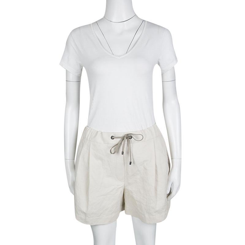 Brunello Cucinelli's shorts are crafted with a cotton linen blend in a soft beige hue. They have been designed to give you maximum comfort with their relaxed silhouette and the ribbed waistline. These shorts feature fringe detail on the side and is
