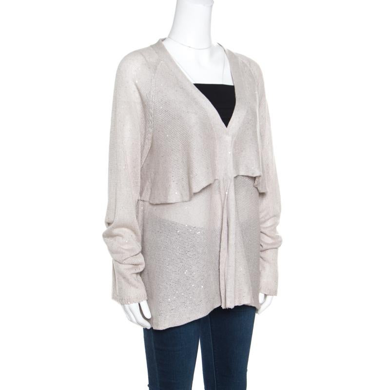 You'll love to wear this Brunello Cucinelli cardigan for your fashionable outings as it delights in a beige shade. The fabulous cardigan is made of linen and silk and features a simple design. It flaunts long sleeves and double layers that look like
