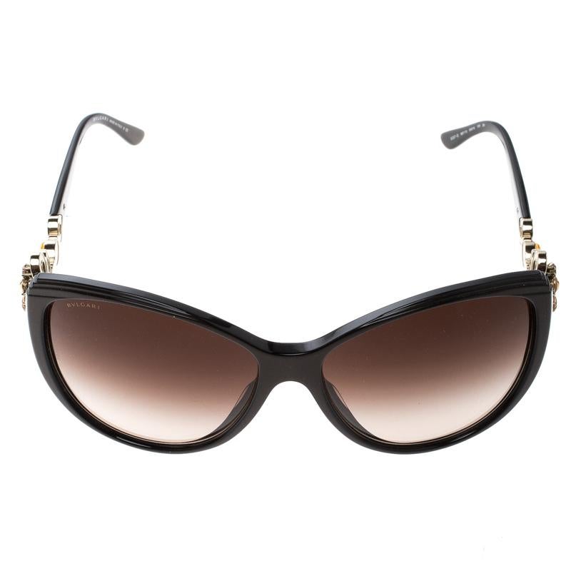 These Sunglasses are a meticulous creation from the Bvlgari institute. Made from acetate and metal, they come with gradient lenses, cat eye frame. The catchy gold-tone flowers on the temples are embellished with crystals. Wear these sunglasses for