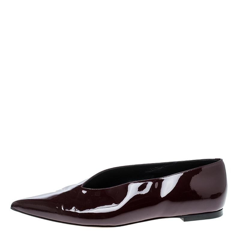 Wear sophistication with a touch of high fashion by choosing these subtle flats from Celine. These burgundy flats, crafted from patent leather, flaunt pointed toes and will complement your formal ensembles with the most effortless style.

Includes: