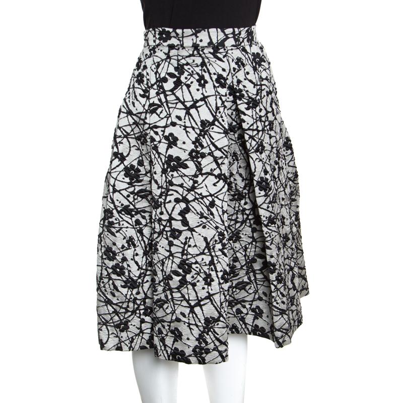 Chic and elegant, this monochrome skirt from CH Carolina Herrera will be a splendid pick for all your special moments. It features a floral patterned brocade design and flaunts a flared silhouette. It comes equipped with two pockets and a concealed