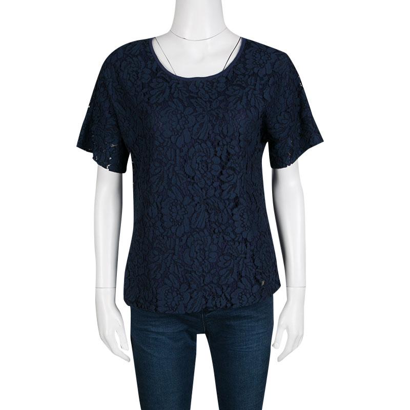 CH Carolina Herrera's top, made from a cotton blend, is a lovely piece to don an understated ensemble for your casual look. Beautifully detailed with floral lace overlay, this navy blue top is complete with round neckline and short sleeves. It works