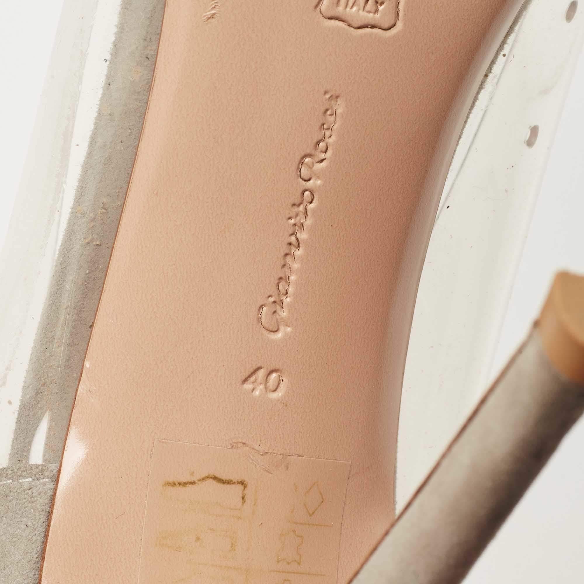 Gianvito Rossi Bombas de plexiglás de cuero y PVC gris/transparente Talla 40 en venta 2