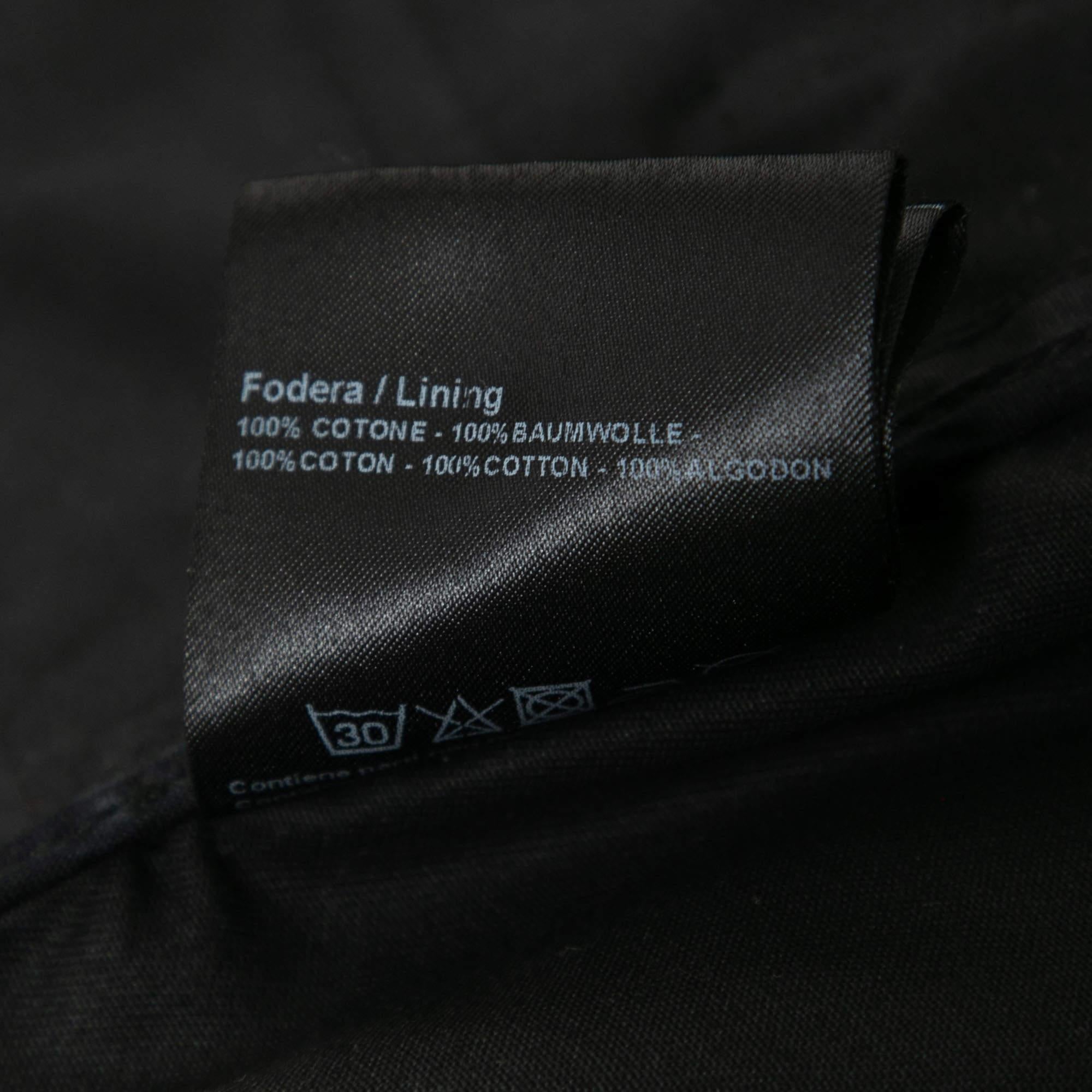 Infondi una dose extra di stile nel tuo abbigliamento con questa giacca di gran moda. Realizzato con materiali di qualità, incarna un'atmosfera contemporanea ed è ricco di caratteristiche funzionali.

