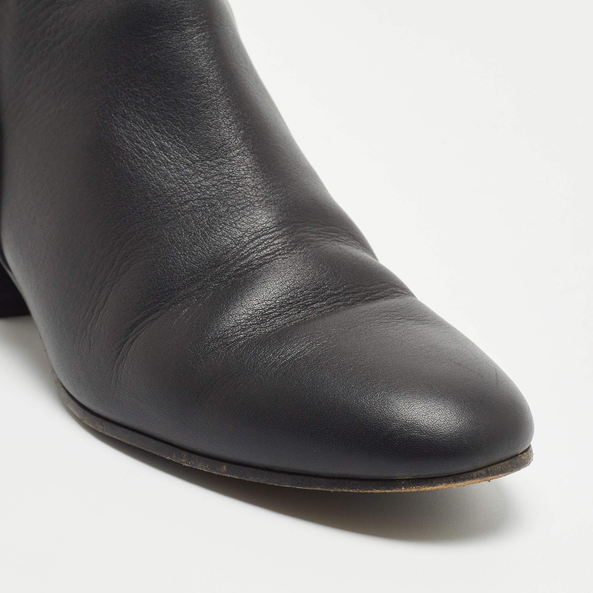 Profitez des journées les plus branchées avec ces bottines élégantes. D'une conception et d'un savoir-faire modernes, elles sont conçues pour vous offrir confort et élégance !

