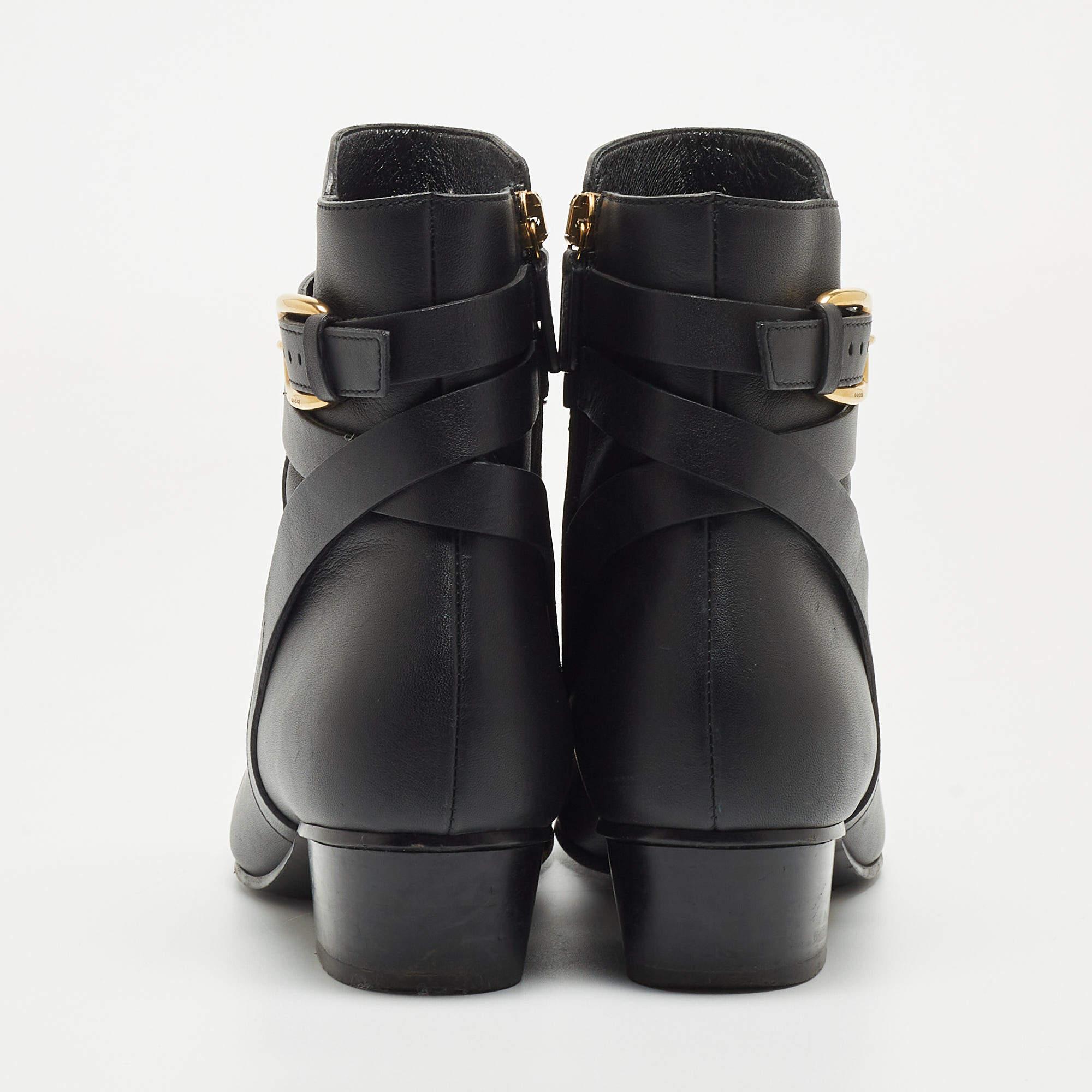 Noir Gucci - Bottines à boucle en cuir noir en vente
