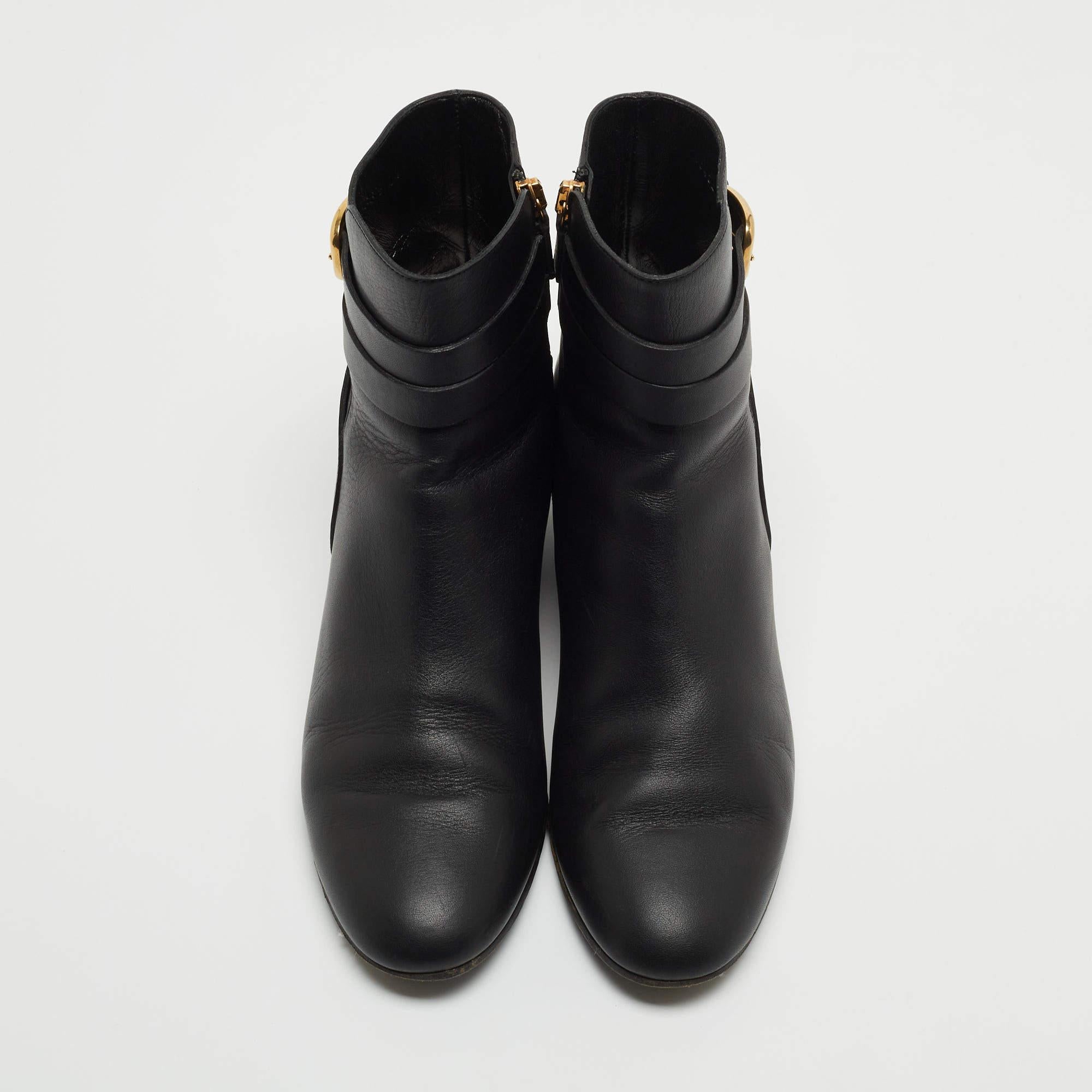 Gucci - Bottines à boucle en cuir noir en vente 1