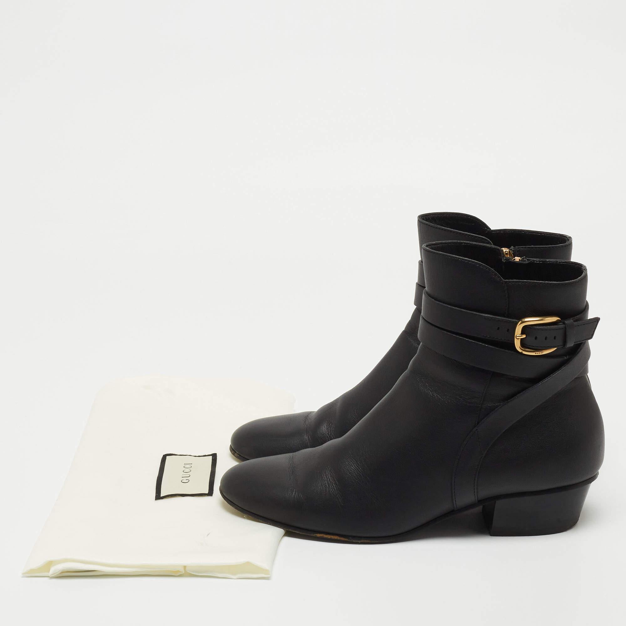 Gucci - Bottines à boucle en cuir noir en vente 2
