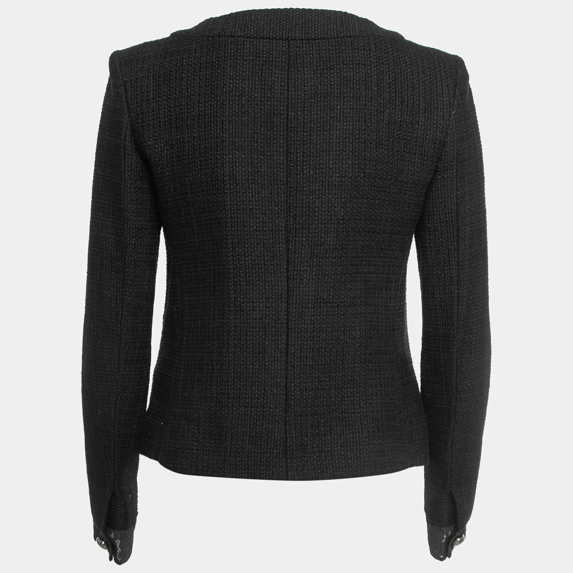 Infondi una dose extra di stile nel tuo abbigliamento con questa giacca di gran moda. Realizzato con materiali di qualità, incarna un'atmosfera contemporanea ed è ricco di caratteristiche funzionali.

