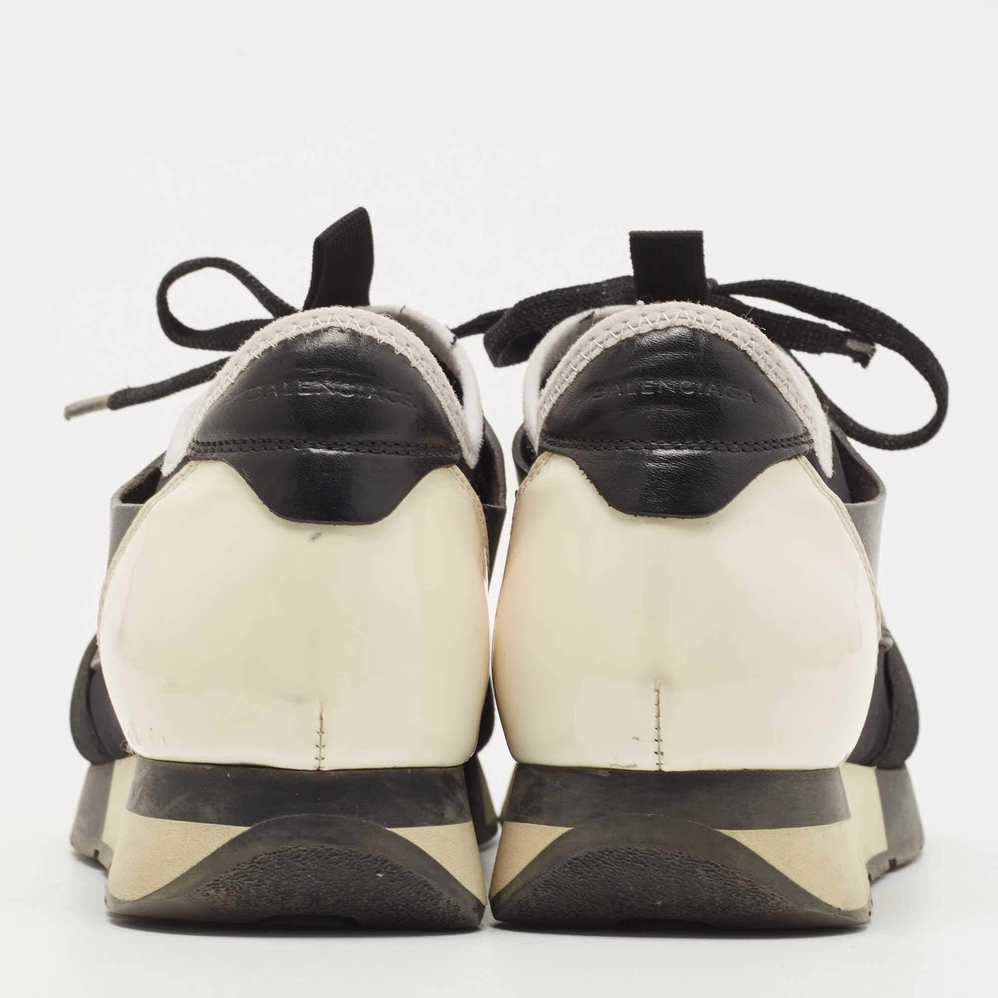 Balenciaga - Baskets Race Runner en cuir, maille et vernis, noir et blanc Pour hommes en vente