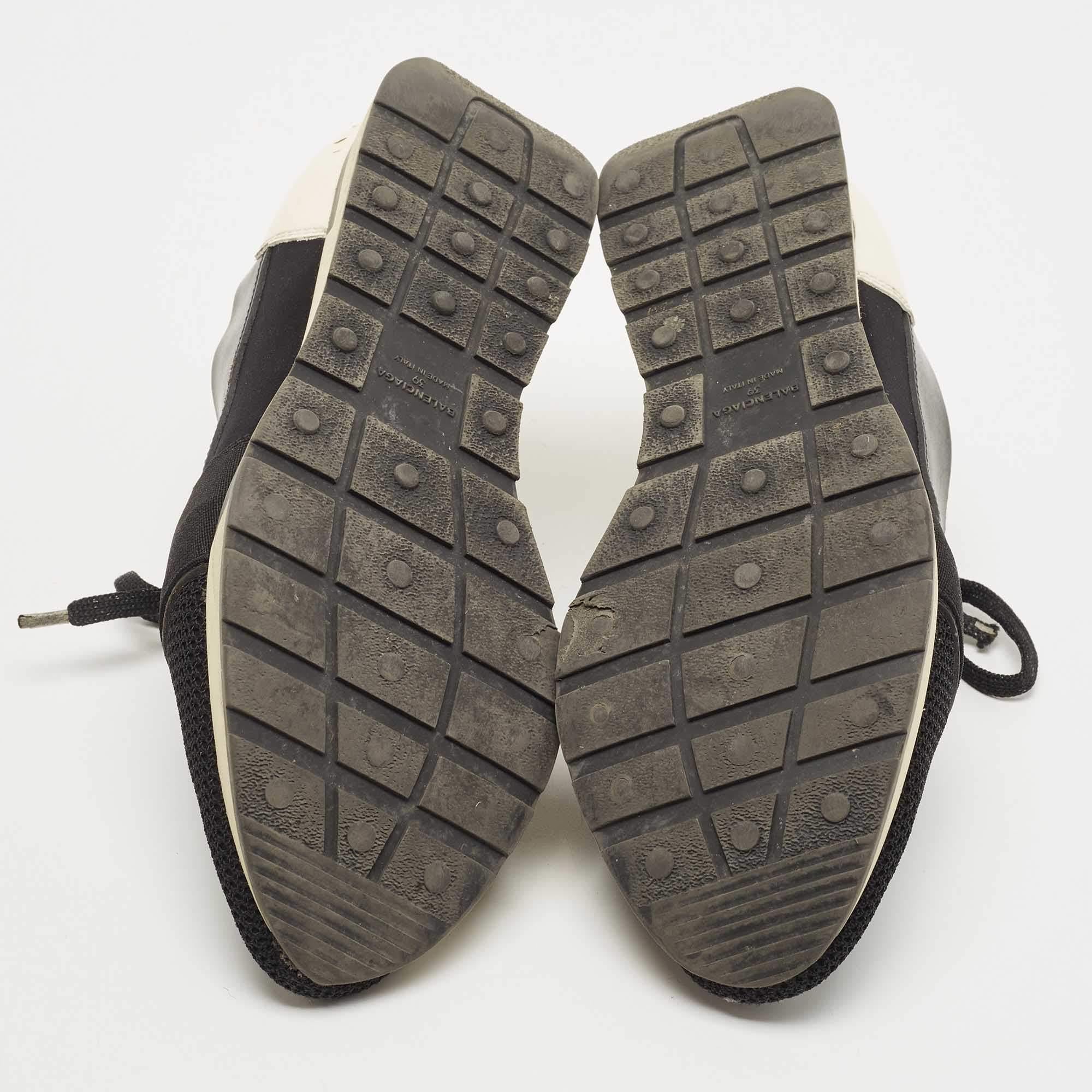 Balenciaga - Baskets Race Runner en cuir, maille et vernis, noir et blanc en vente 1