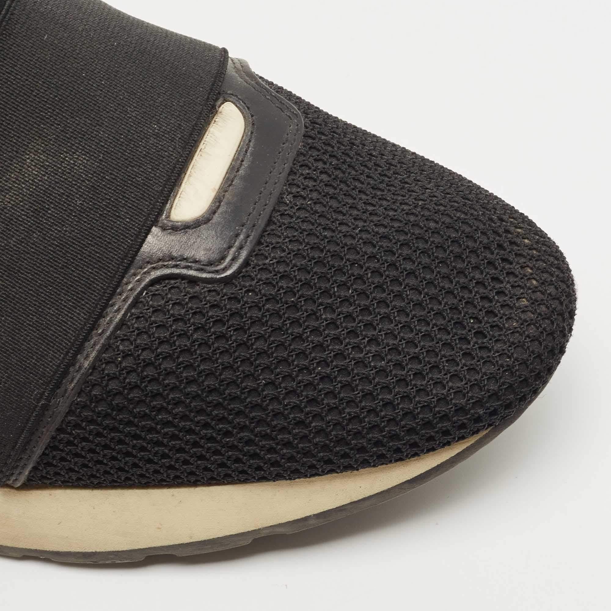 Balenciaga - Baskets Race Runner en cuir, maille et vernis, noir et blanc en vente 2