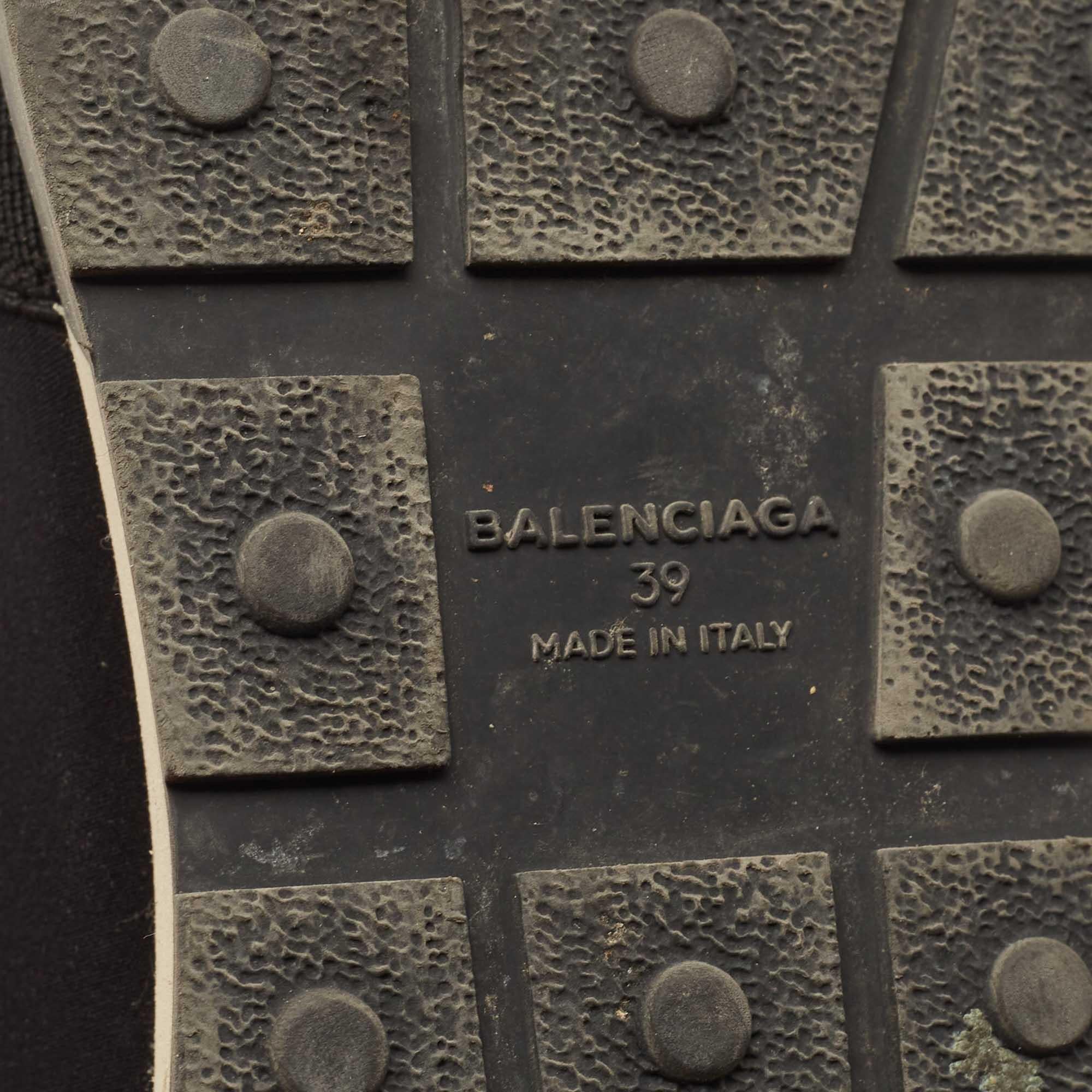 Balenciaga - Baskets Race Runner en cuir, maille et vernis, noir et blanc en vente 3