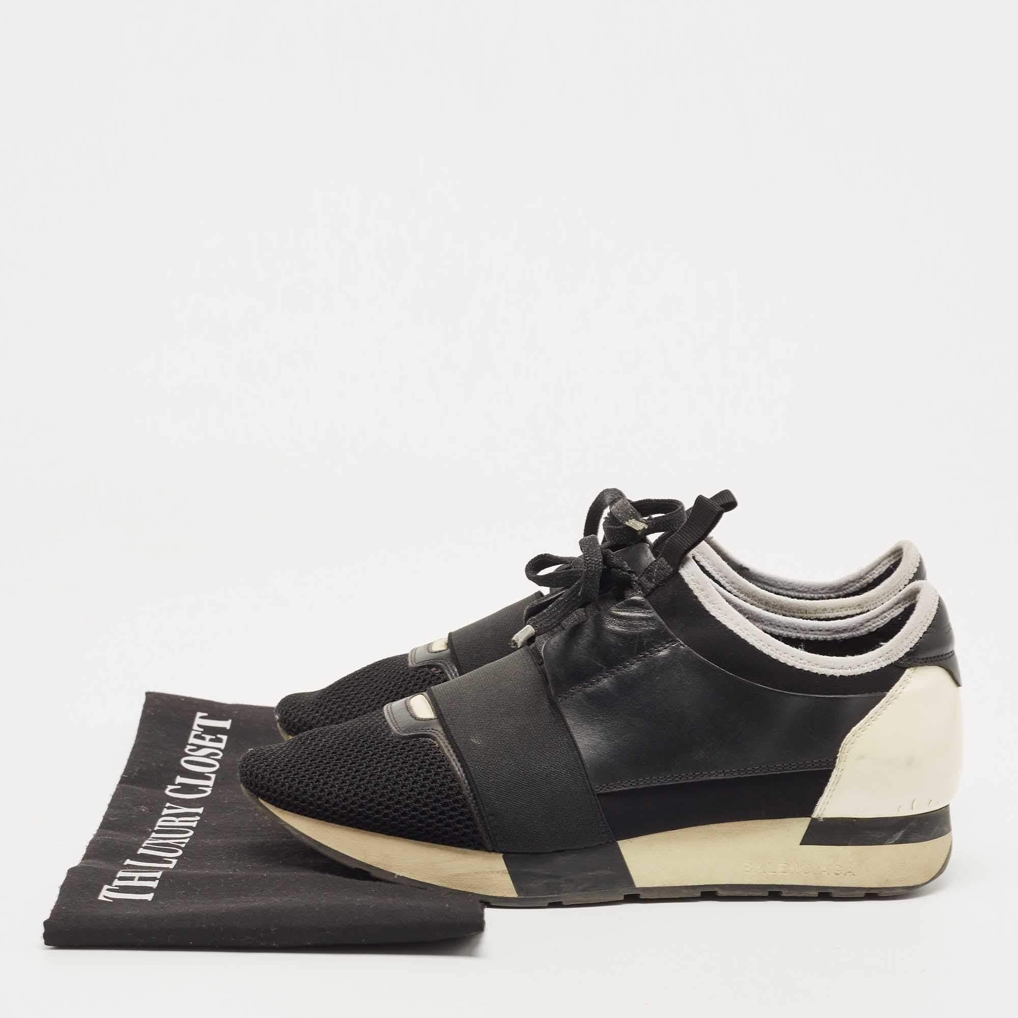 Balenciaga - Baskets Race Runner en cuir, maille et vernis, noir et blanc en vente 4