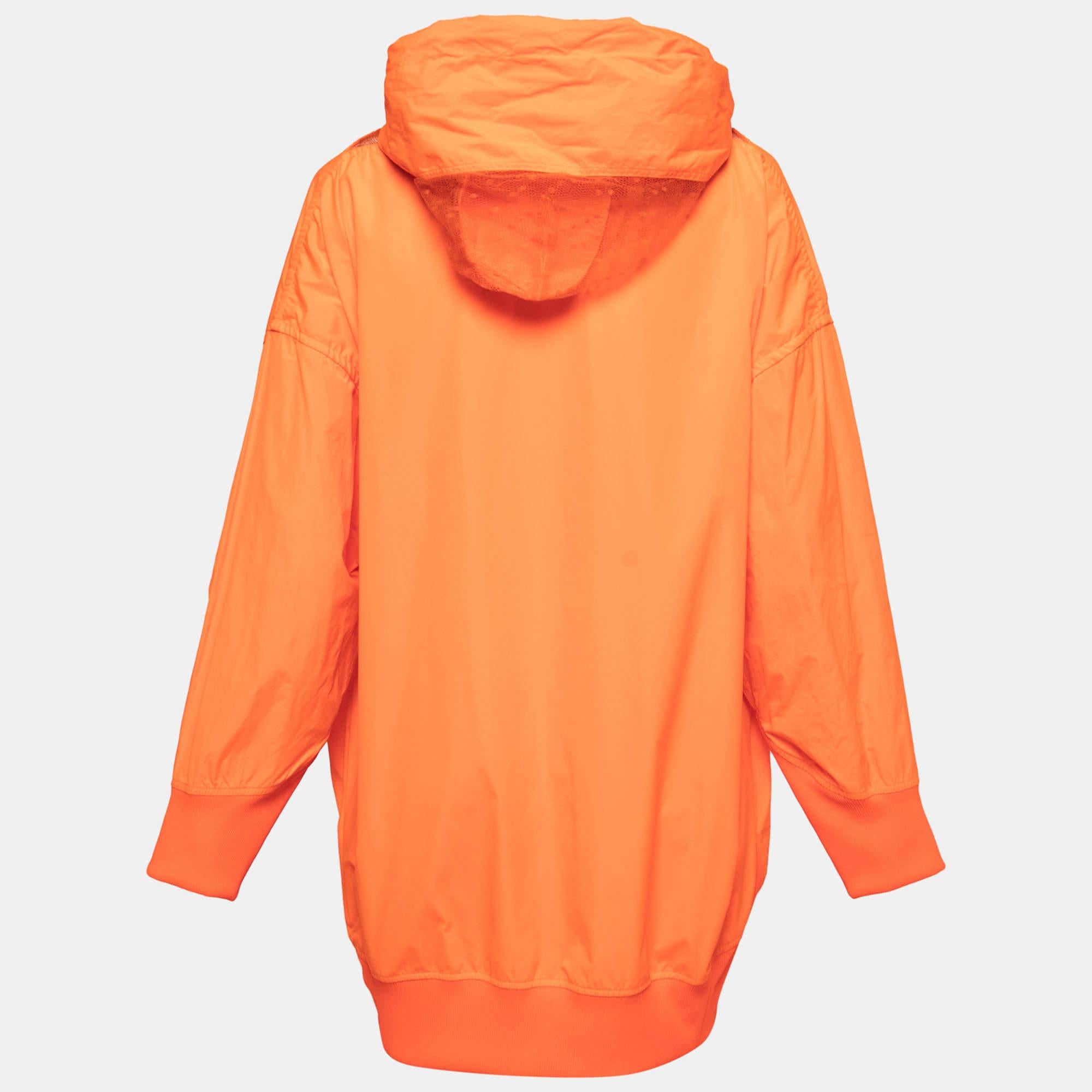 Il cappotto con cappuccio in taffettà arancione neon di Valentino è un capo d'abbigliamento vibrante ed elegante. Realizzato in tessuto taffetà, presenta una chiusura frontale con zip e un cappuccio per una maggiore funzionalità. Con il suo