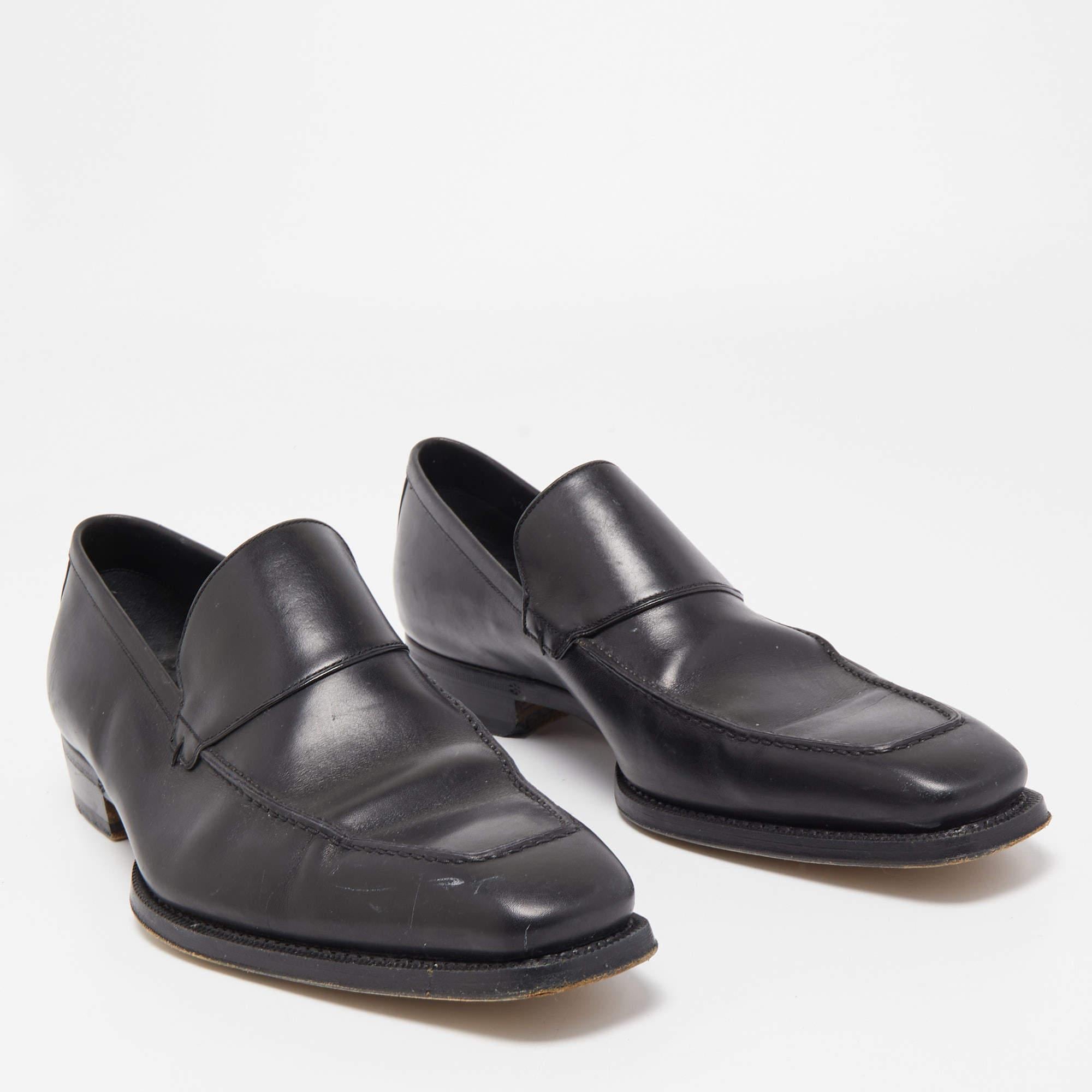 Per completare alla perfezione il tuo abbigliamento, ti proponiamo questo paio di mocassini che non parlano d'altro che di stile. Le scarpe sono state realizzate con maestria e sono progettate per essere facili da indossare. Sono la scelta giusta
