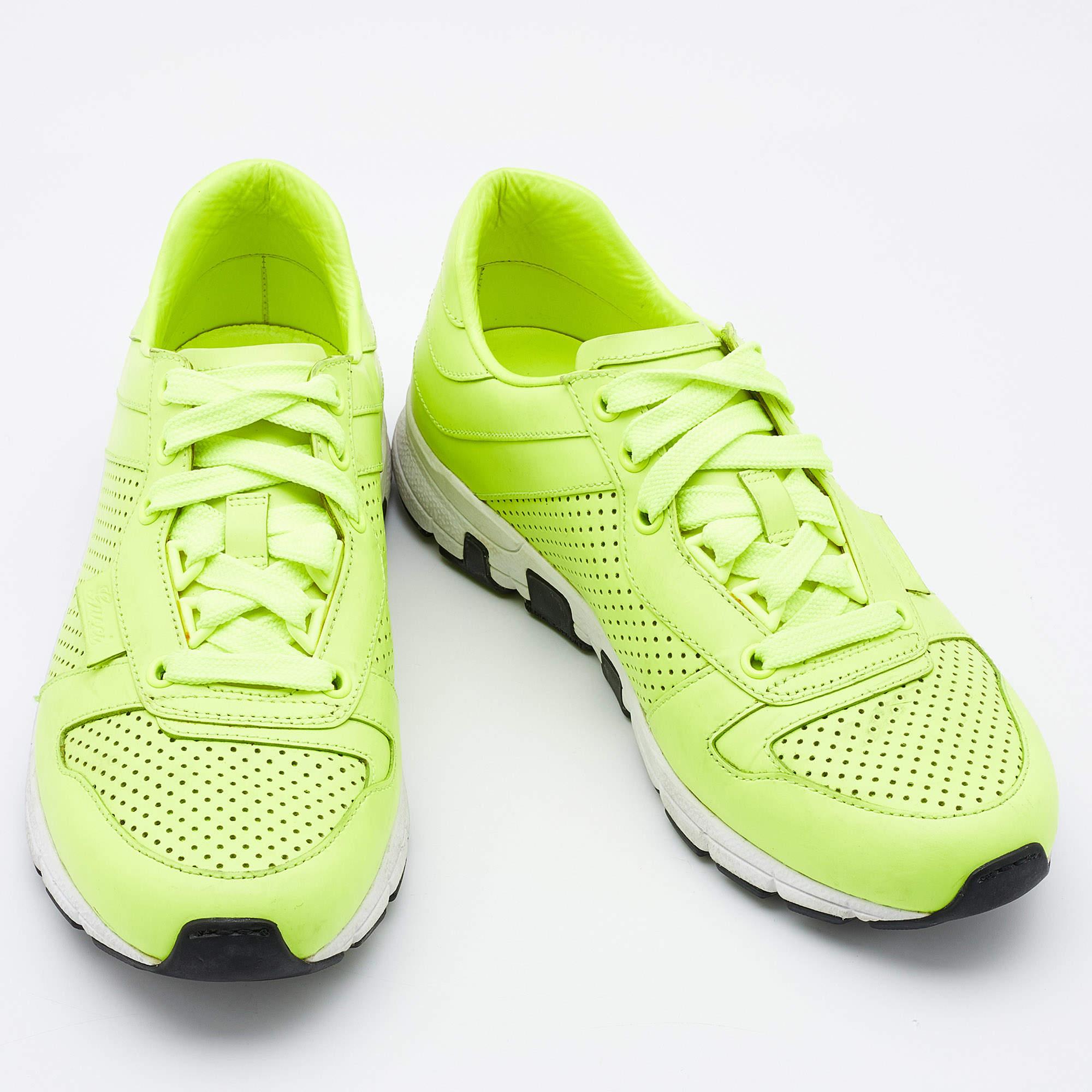 Queste sneakers di design, dalla silhouette classica, sono una combinazione perfetta di lusso, comfort e stile. Queste sneakers sono rifinite con dettagli firmati e comode solette.

