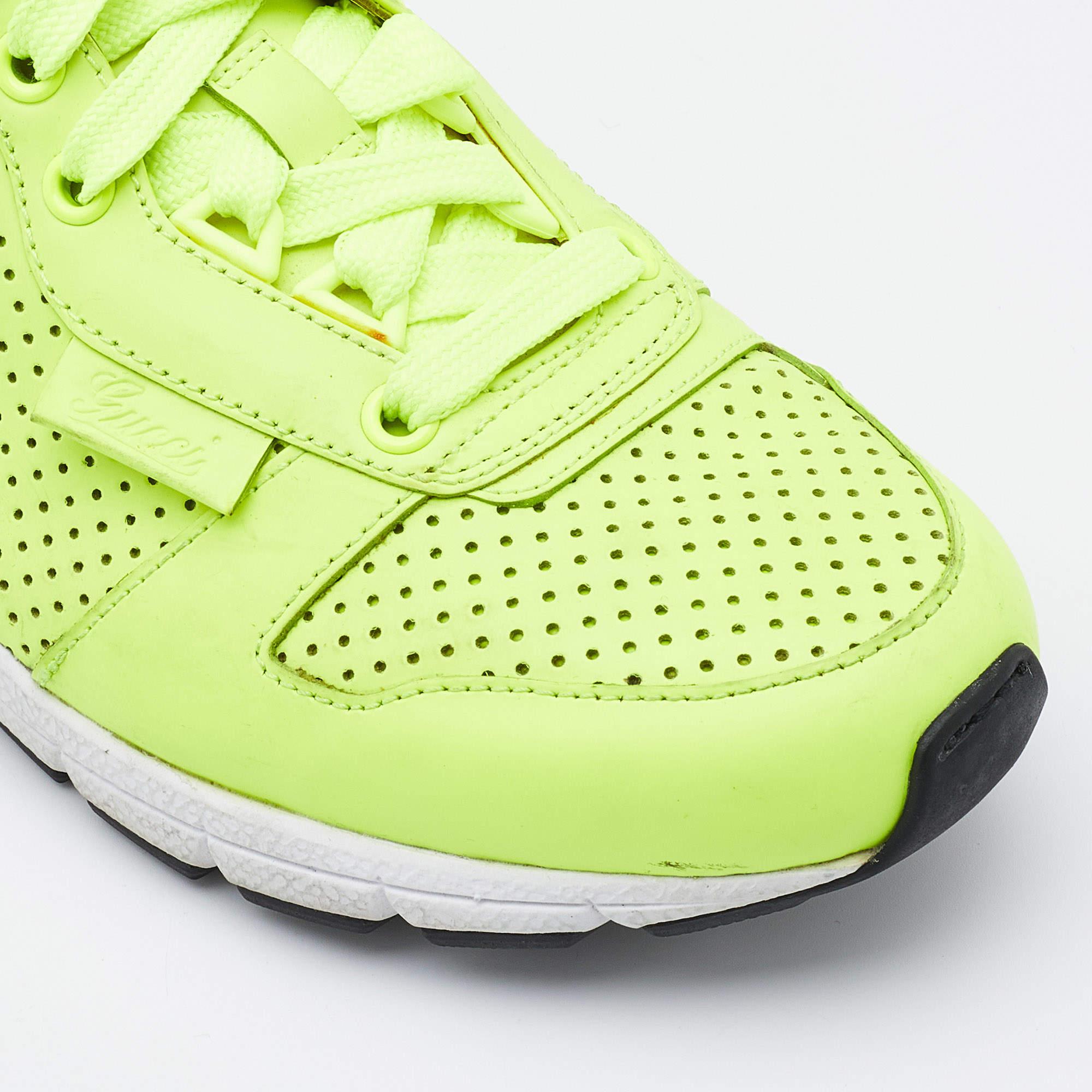 Donna Gucci: scarpe da ginnastica in pelle traforata verde neon taglia 38 in vendita