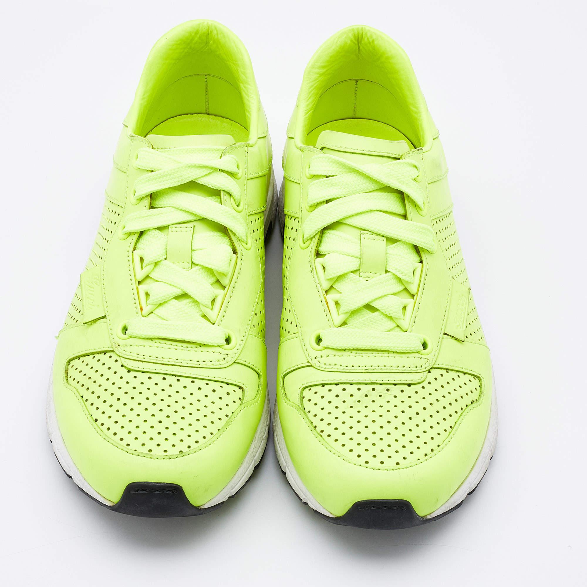 Gucci: scarpe da ginnastica in pelle traforata verde neon taglia 38 in vendita 2
