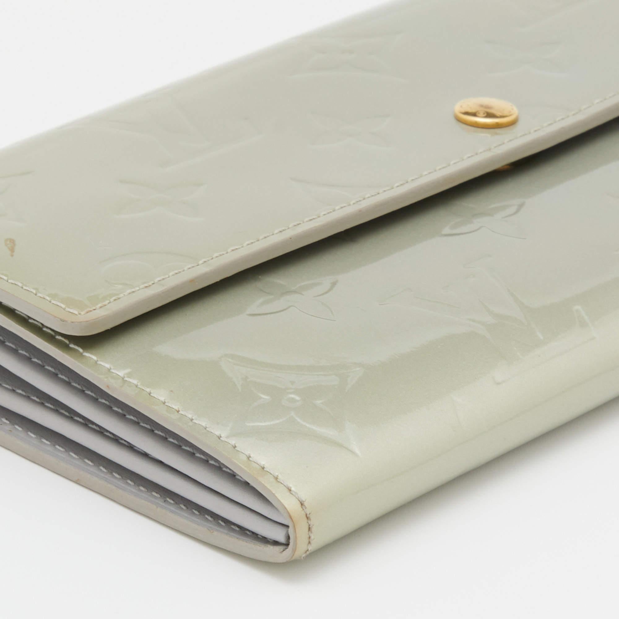 Portafoglio Louis Vuitton Silver Monogram Vernis Sarah in vendita 1