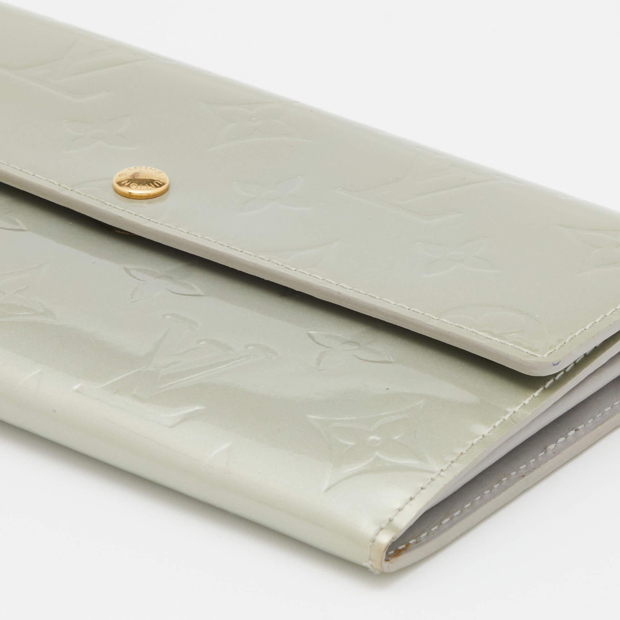 Portafoglio Louis Vuitton Silver Monogram Vernis Sarah in vendita 2