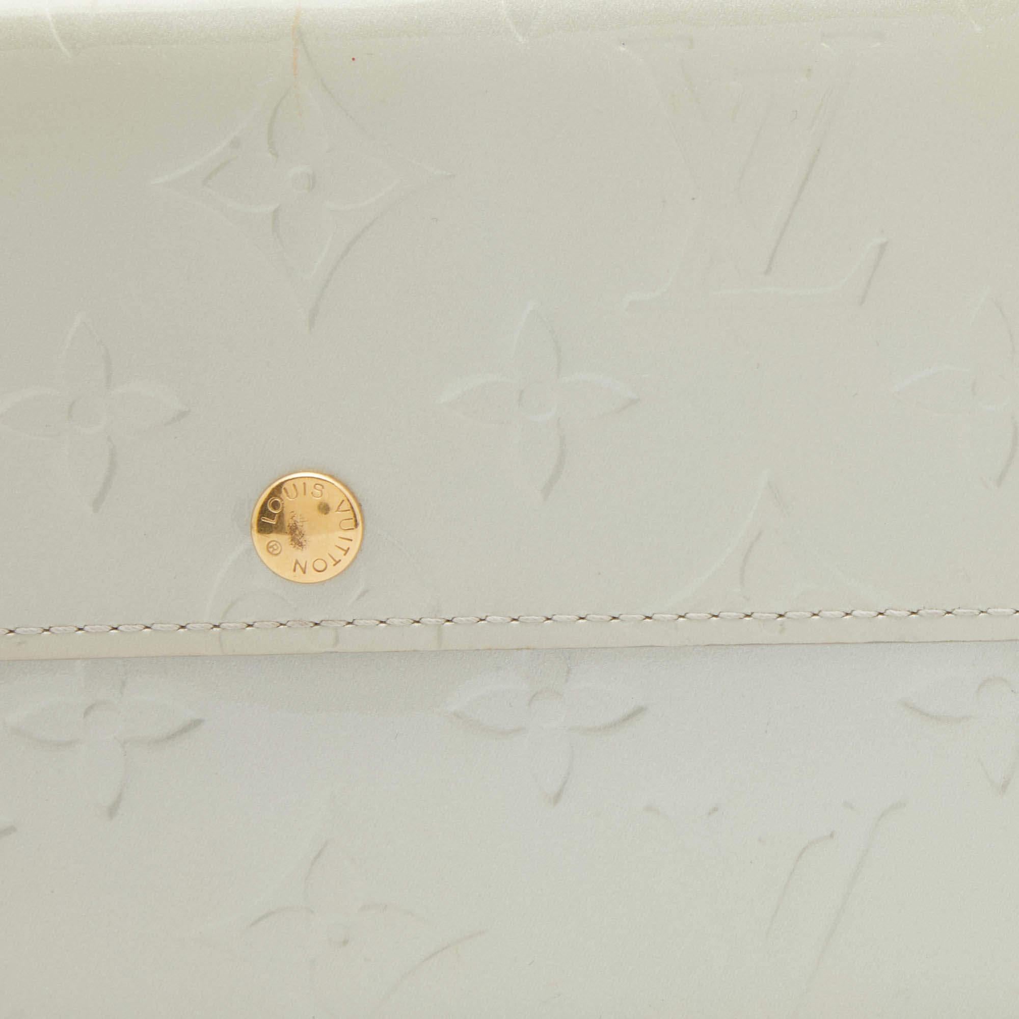 Portafoglio Louis Vuitton Silver Monogram Vernis Sarah in vendita 3