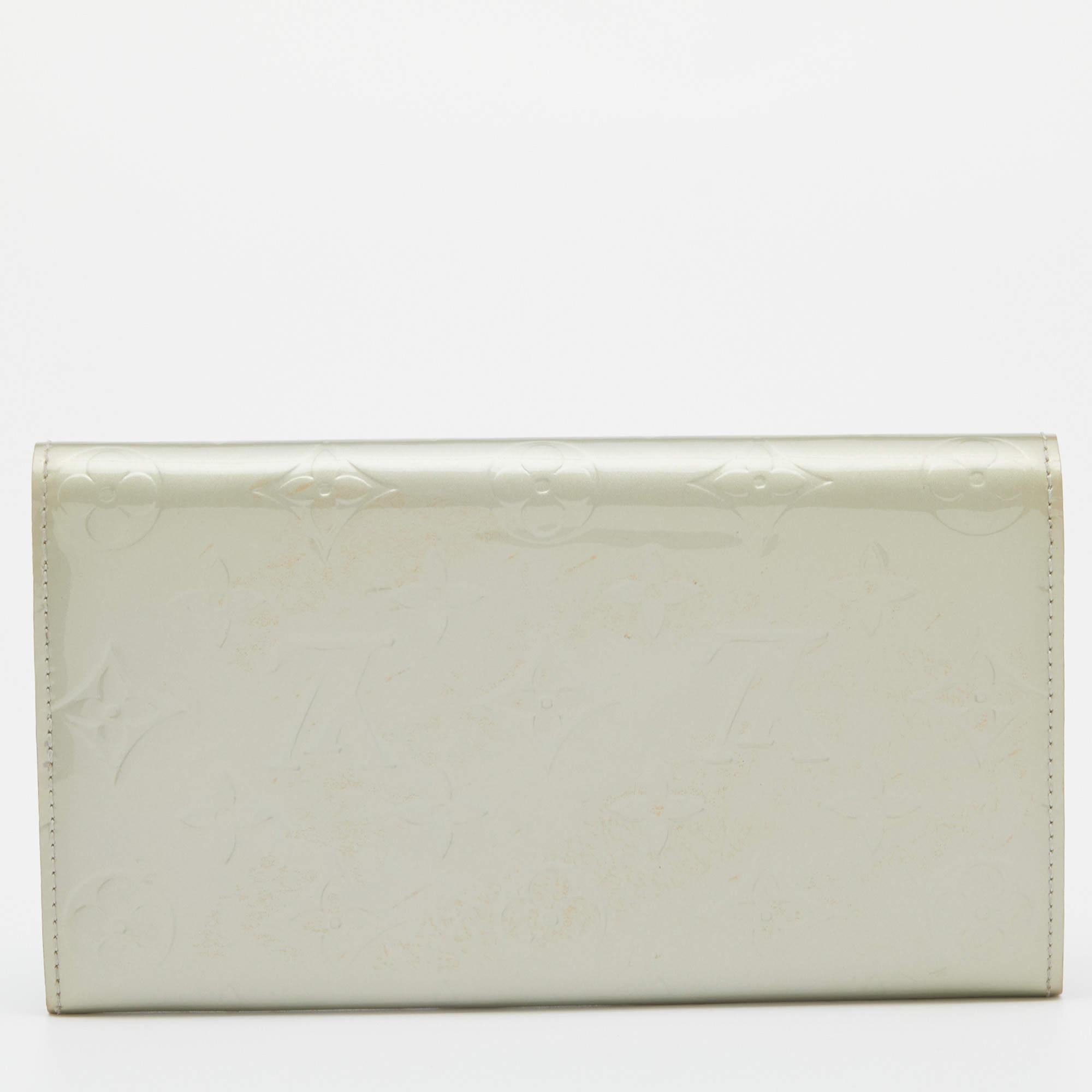 Portafoglio Louis Vuitton Silver Monogram Vernis Sarah in vendita 4