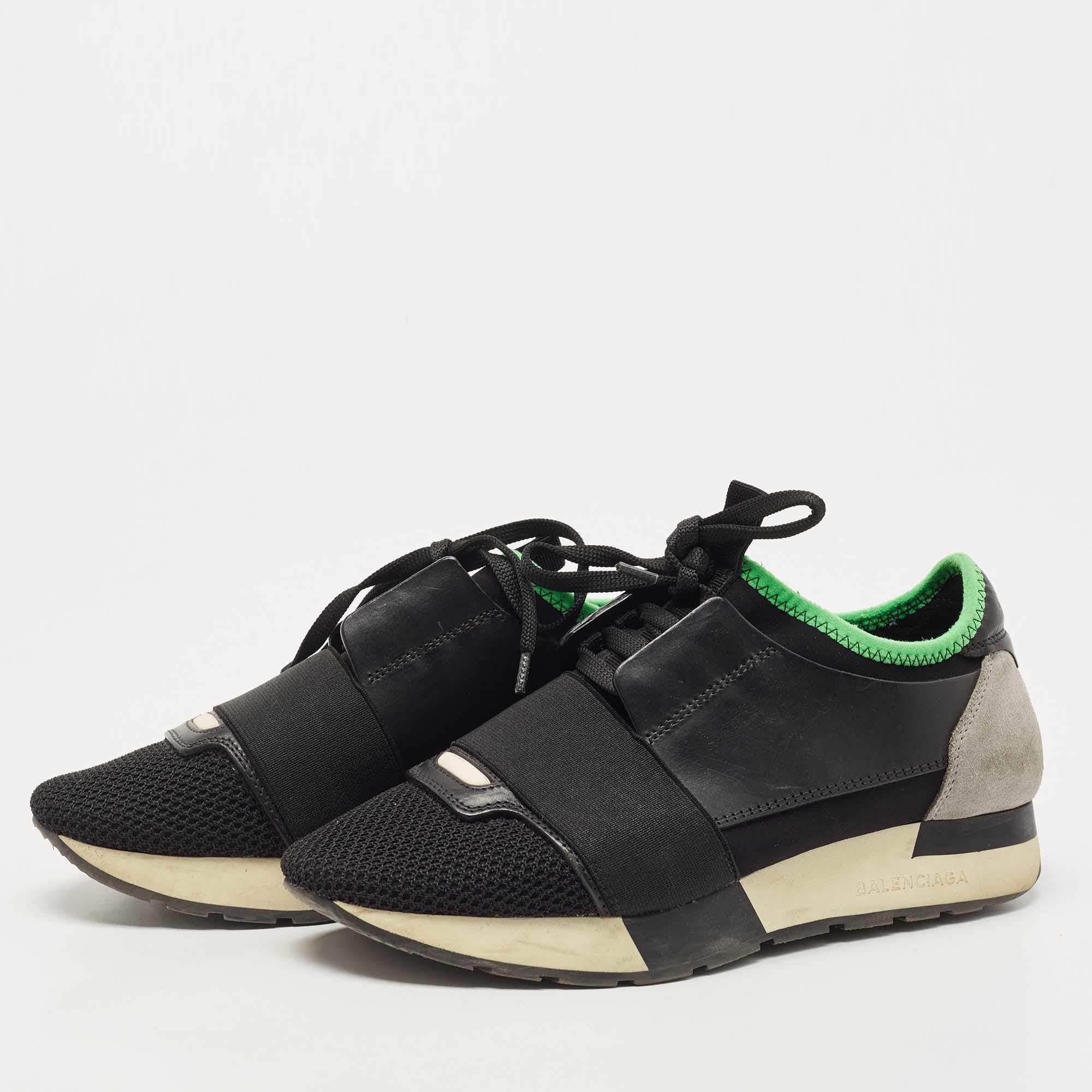 Donnez à votre tenue une touche de luxe avec cette paire de baskets de marque. La création est cousue à la perfection pour vous permettre de les porter pendant longtemps.

