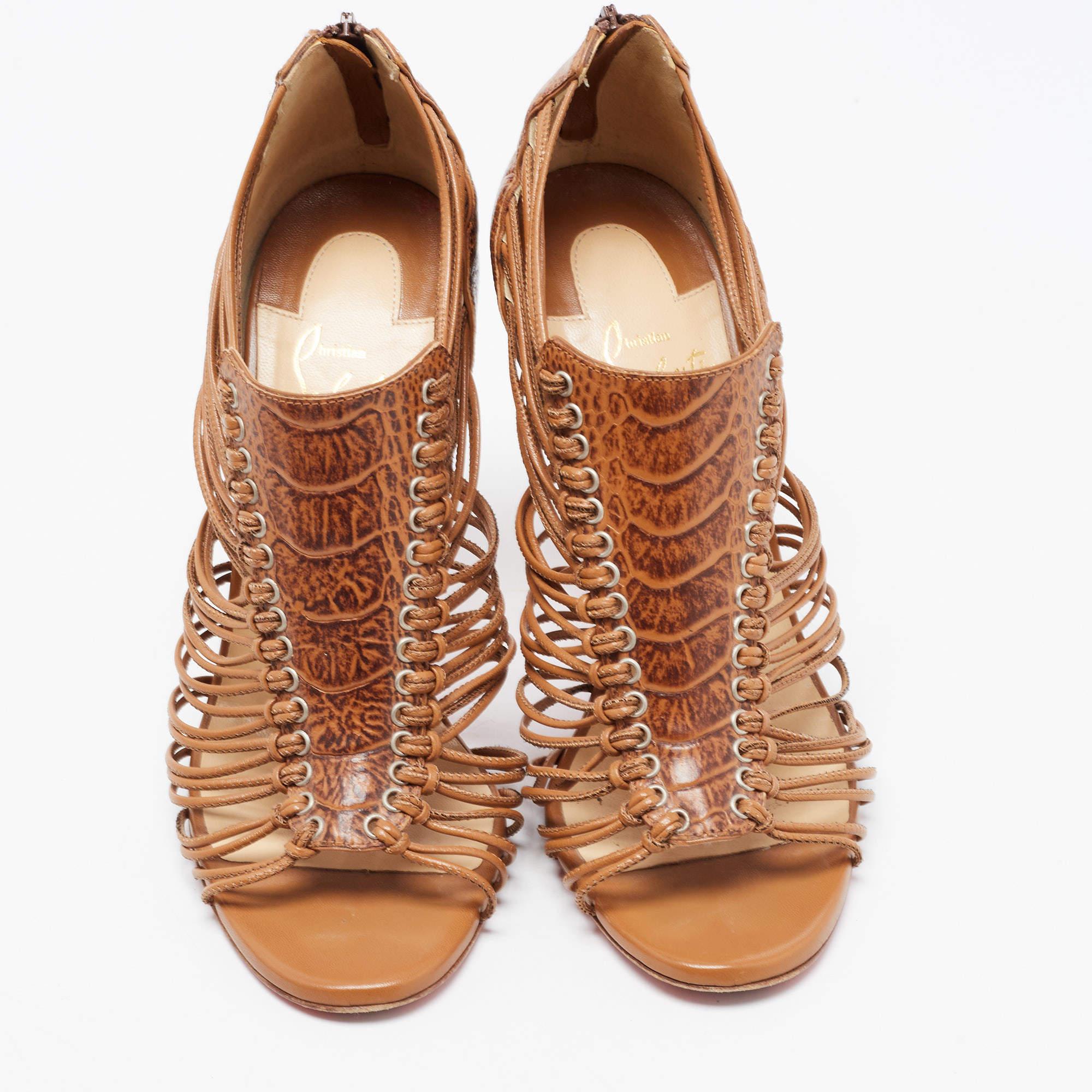 Christian Louboutin Stivaletti Karina in pelle marrone con gabbia in rilievo taglia 36 In condizioni buone in vendita a Dubai, Al Qouz 2