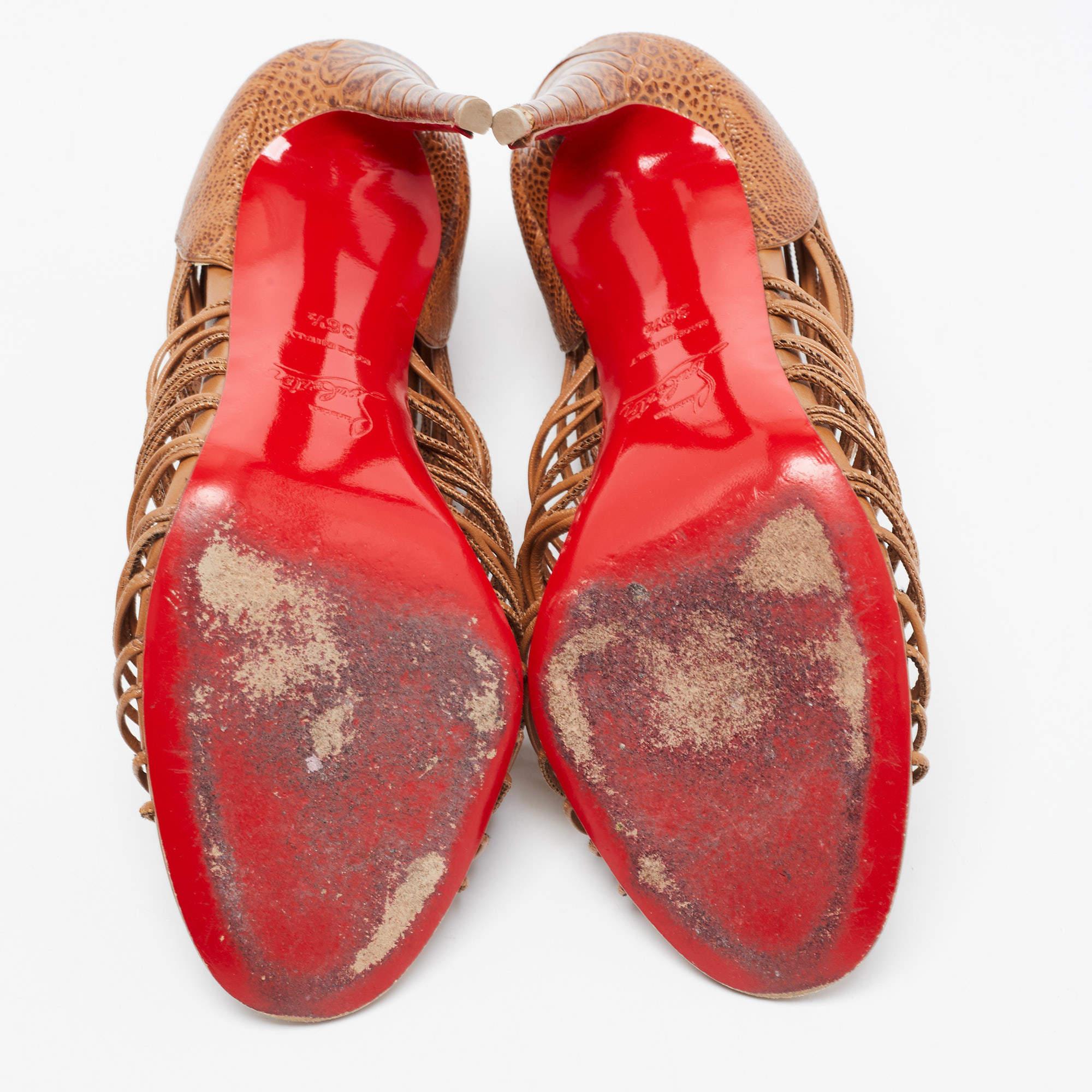 Christian Louboutin Stivaletti Karina in pelle marrone con gabbia in rilievo taglia 36 in vendita 1
