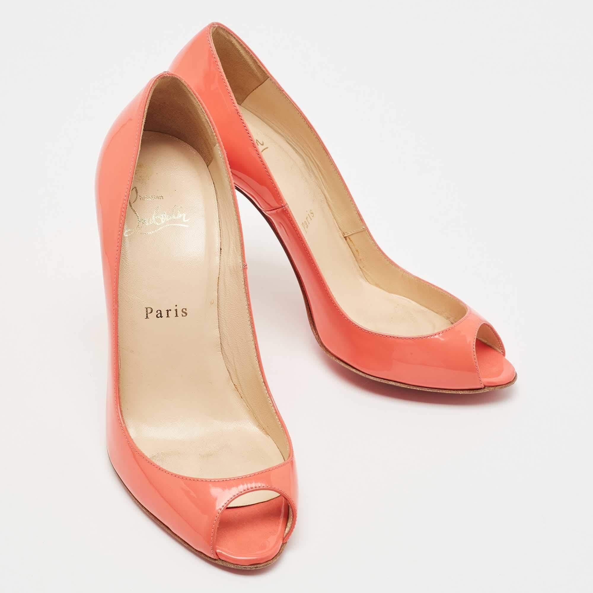 Haz una declaración de estilo chic con estos zapatos de salón de diseño. Presentan tacones robustos y suelas duraderas, ¡perfectos para tus salidas a la moda!

