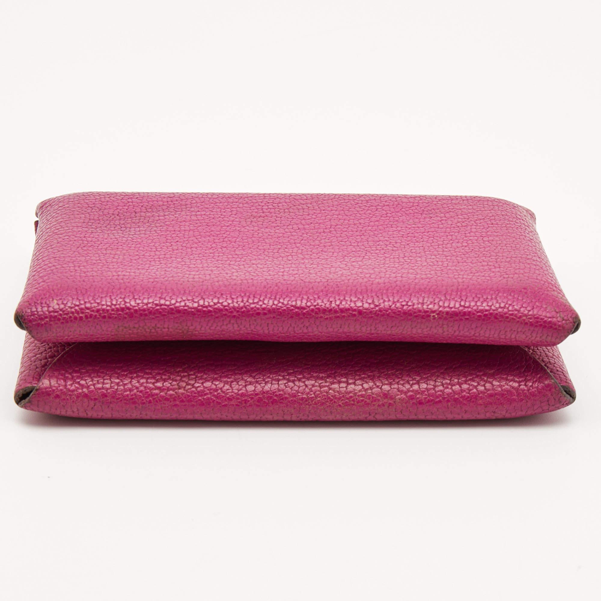 Ce porte-cartes Calvi d'Hermès est une combinaison parfaite de sophistication et d'utilité. Fabriquée en cuir, cette pièce élégante est dotée de deux fentes pour ranger vos cartes essentielles et d'une fermeture à bouton-pression en métal