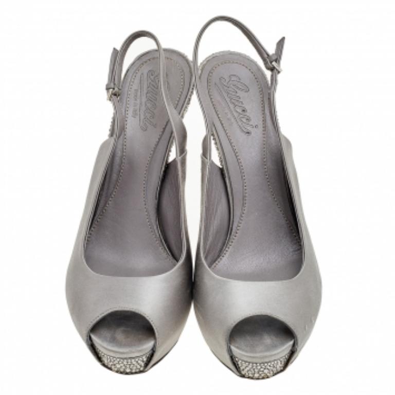 Ces sandales à la mode de Gucci peuvent donner un coup de jeune à l'ensemble de votre tenue. Portez ces sandales à plateforme en satin ornées de cristaux lors d'une soirée pour un look éblouissant. Doublées de cuir, ces sandales à talon aiguille