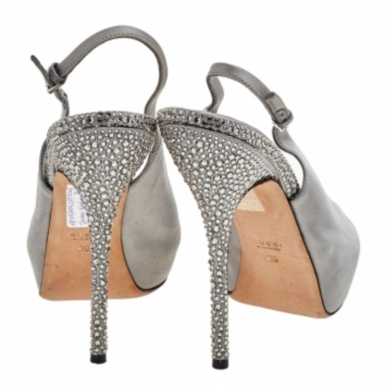 Gris Sandales Gucci à bout ouvert et plateforme ornées de cristaux gris, taille 39 en vente