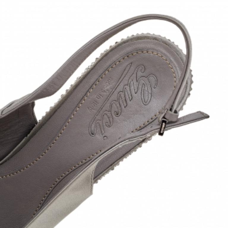 Sandales Gucci à bout ouvert et plateforme ornées de cristaux gris, taille 39 Bon état - En vente à Dubai, Al Qouz 2