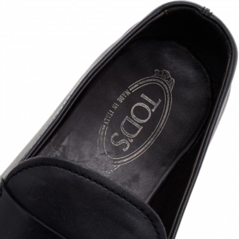 Eleganti e comodissimi, questi mocassini di Tod's saranno un'ottima aggiunta alla tua collezione di scarpe. Sono state realizzate in pelle e sono dotate di cinturini con chiusura a penny. Le solette e le suole in pelle completano magnificamente i
