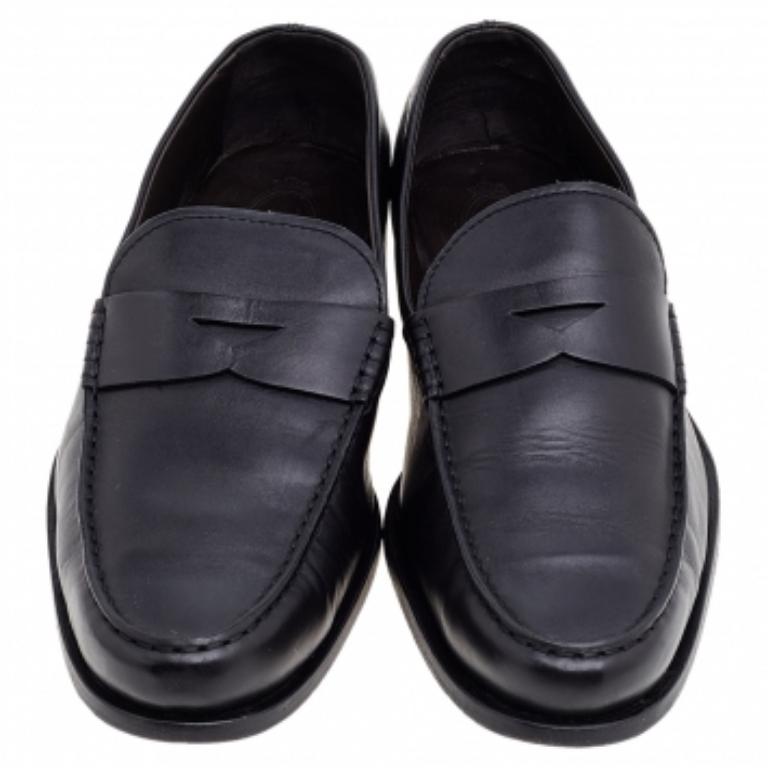 Mocassini Tod's in pelle nera taglia 42,5 In condizioni buone in vendita a Dubai, Al Qouz 2